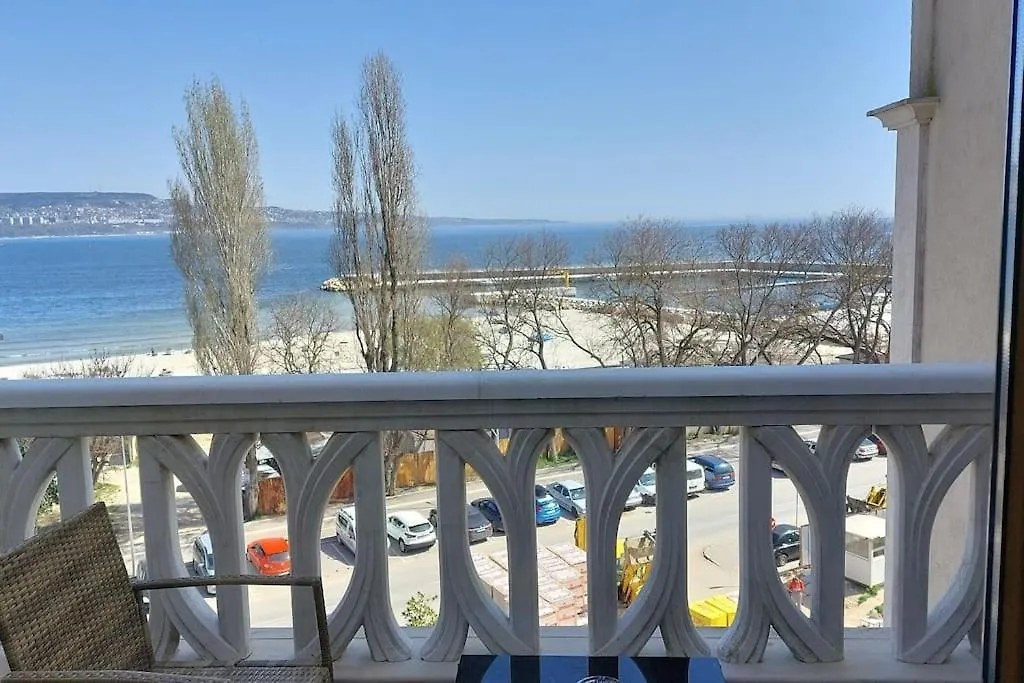 Beachfront Panoramic Flat @ South Bay Residence 瓦爾納